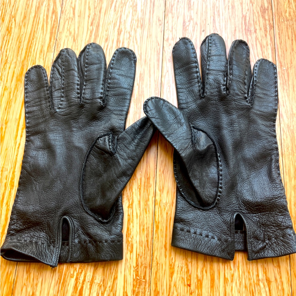 Lavinia genuine leather men gloves with silk lining.